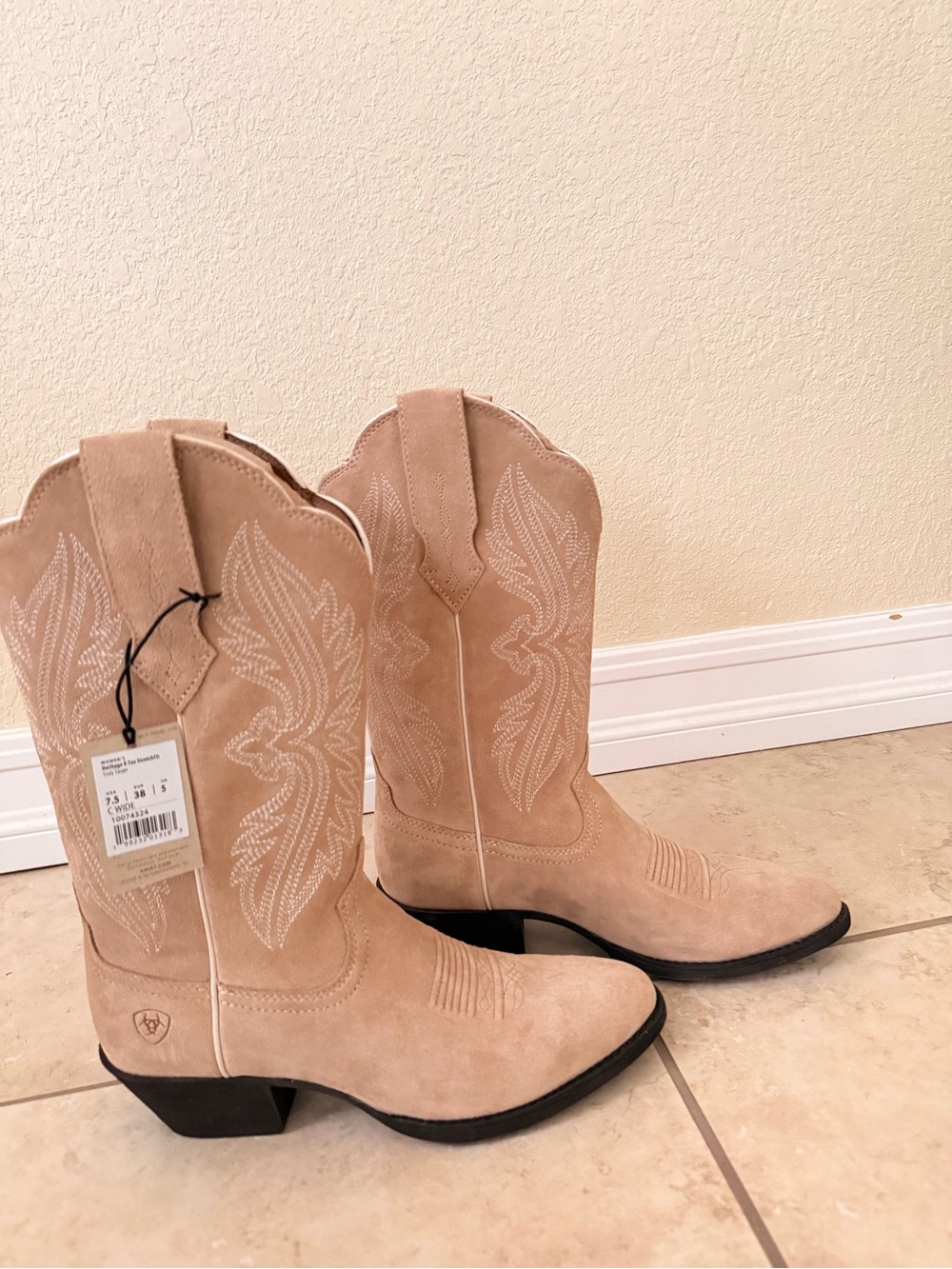 New Ariat Women’s Light Beige Suede Western Heeled Boots